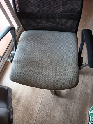 Silla de oficina ergonómica negra y gris