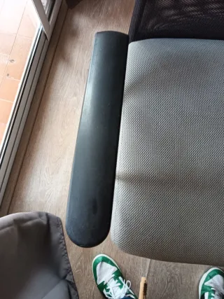 Silla de oficina ergonómica negra y gris