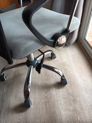 Silla de oficina ergonómica negra y gris