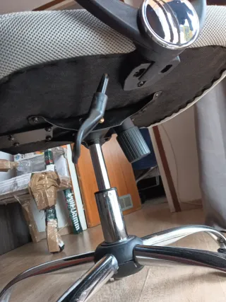 Silla de oficina ergonómica negra y gris