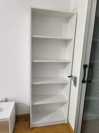 Estantería blanca de madera