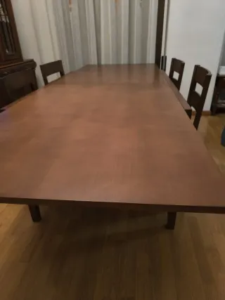 Mesa comedor madera más 4 sillas a juego.