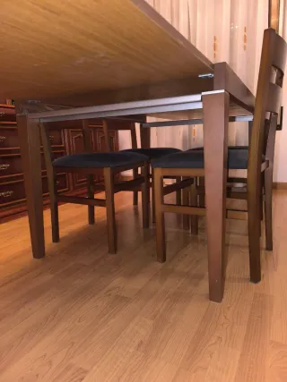 Mesa comedor madera más 4 sillas a juego.