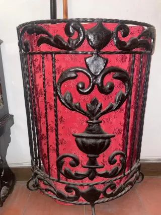 Bastonero antiguo forja y tela roja