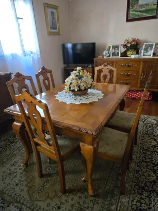 Mesa de comedor de madera con 6 sillas