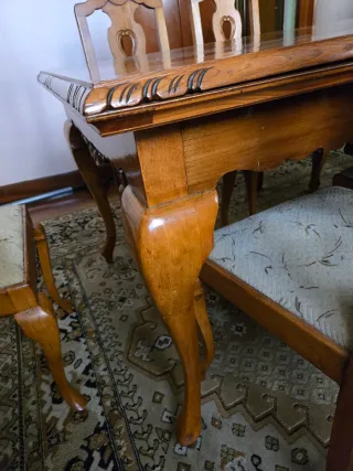 Mesa de comedor de madera con 6 sillas