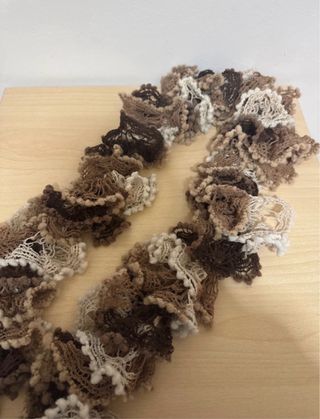 Sciarpa fatta a mano sui toni caldi