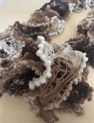 Sciarpa fatta a mano sui toni caldi