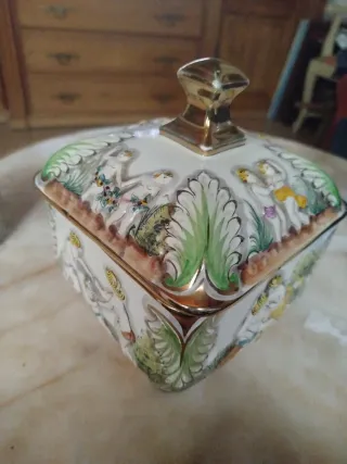 Bombonera antigua de cerámica con figuras