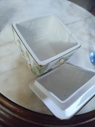 Bombonera antigua de cerámica con figuras