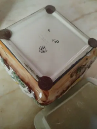 Bombonera antigua de cerámica con figuras