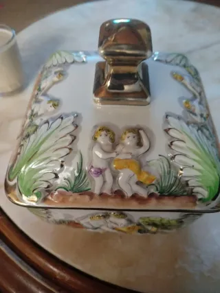 Bombonera antigua de cerámica con figuras