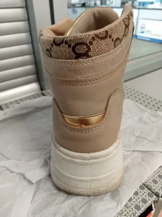 Scarponcini beige e marroni