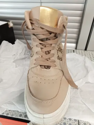 Scarponcini beige e marroni