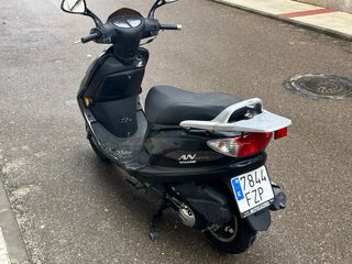 Suzuki AN 125 HK Scooter Negra
