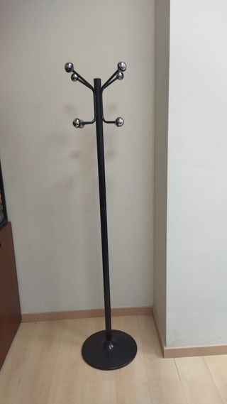 Perchero de pie metálico
