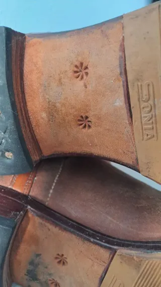 Botas camperas artesanales de piel.