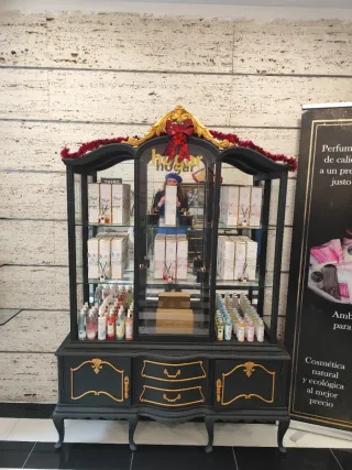 Mueble vintage negro y dorado