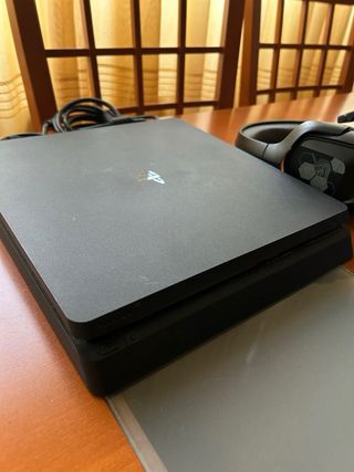 PS4 Slim Negra + 5 Juegos + Cascos