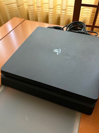 PS4 Slim Negra + 5 Juegos + Cascos