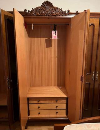 Armario ropero de madera con espejos