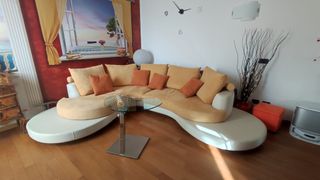 Divano angolare beige e arancione