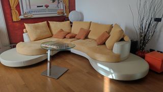 Divano angolare beige e arancione