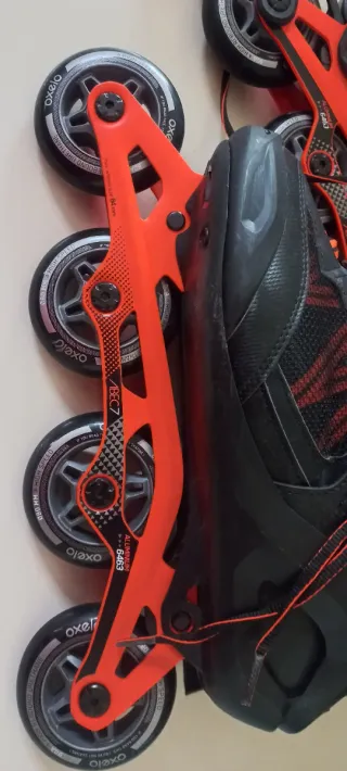 Patines en línea Oxelo negros y naranjas.