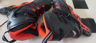 Patines en línea Oxelo negros y naranjas.