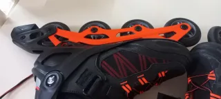 Patines en línea Oxelo negros y naranjas.