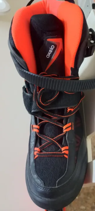 Patines en línea Oxelo negros y naranjas.