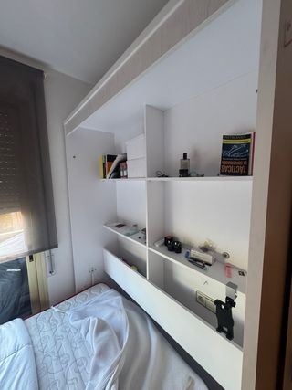 Cama abatible vertical 150x190 con estantería.