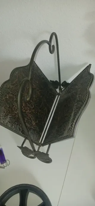 Revistero antiguo de metal