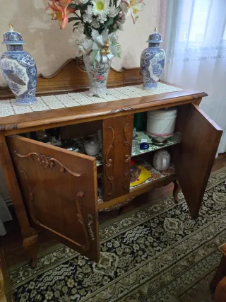 Aparador clásico de madera maciza.