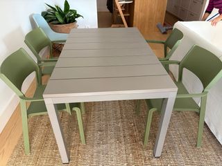 Mesa y 4 sillas de exterior nardi