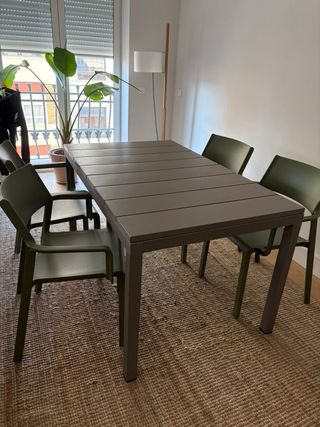 Mesa y 4 sillas de exterior nardi