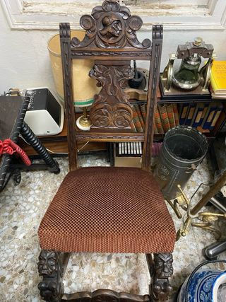 2 Sillas de madera tallada con asiento de tela