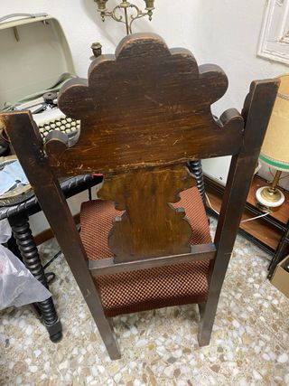 2 Sillas de madera tallada con asiento de tela