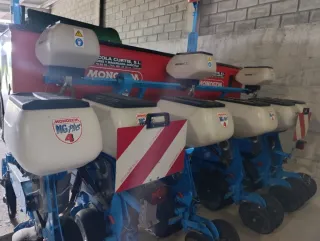 Arado de discos agrícola verde