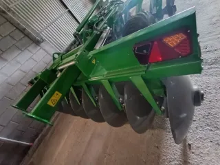 Arado de discos agrícola verde