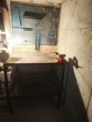 Mesa de trabajo robusta con accesorios