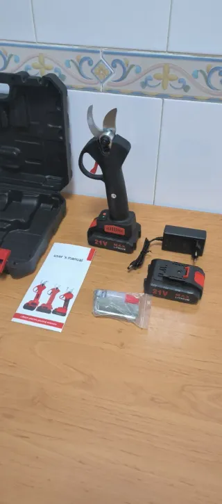 Tijera de podar eléctrica con maletín