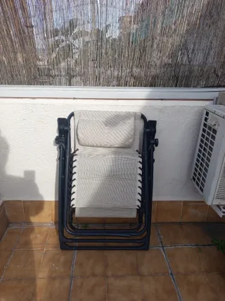 Tumbona plegable beige y negra