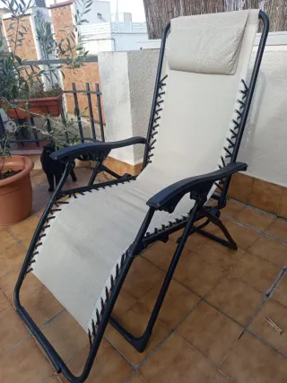 Tumbona plegable beige y negra