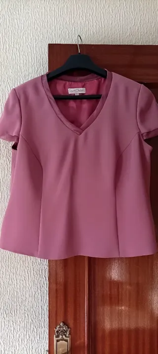 Conjunto traje rosa con blusa y falda
