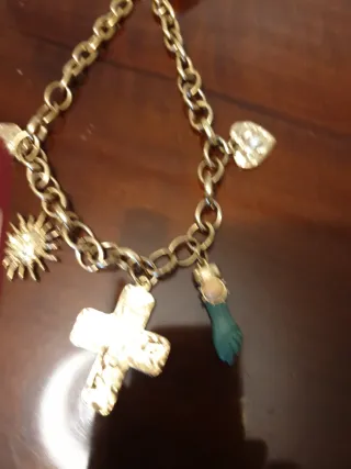 Pulsera con dijes de oro y verde