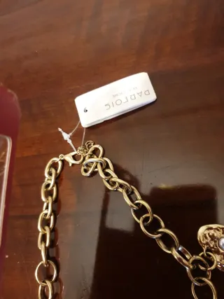 Pulsera con dijes de oro y verde