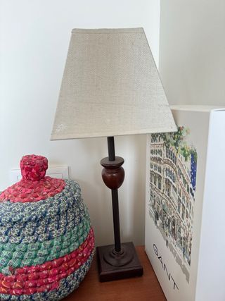 Lámpara de mesa tela y madera