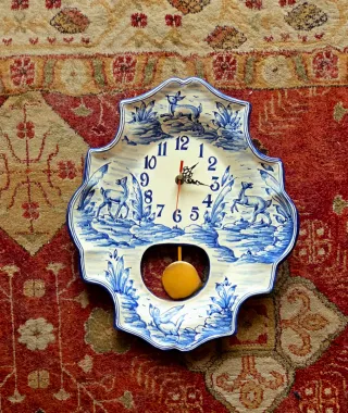 Reloj de Porcelana con Péndulo Decorado
