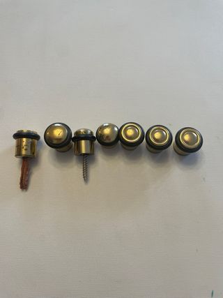 Topes de puerta dorados